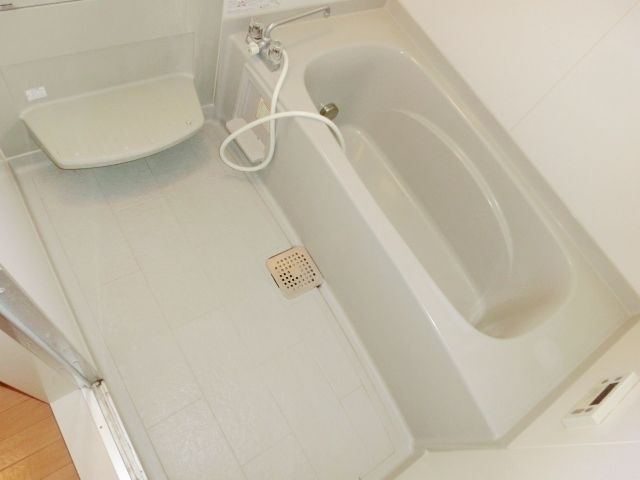 バス・シャワールーム　広々とした１坪タイプの追焚付きバス。