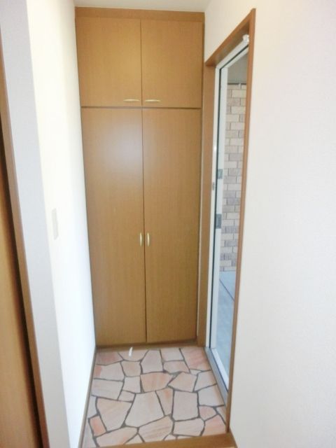 玄関　玄関にはトールタイプのシューズボックス。