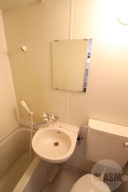 洗面設備　綺麗な鏡付きの洗面台