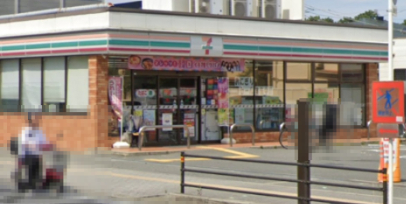 コンビニ　セブンイレブン 豊中服部南町4丁目店（コンビニ）まで1027m