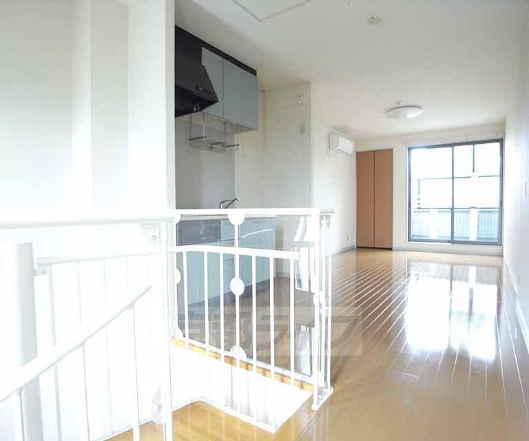 居室・リビング　広々明るい１１帖の２階リビングです。