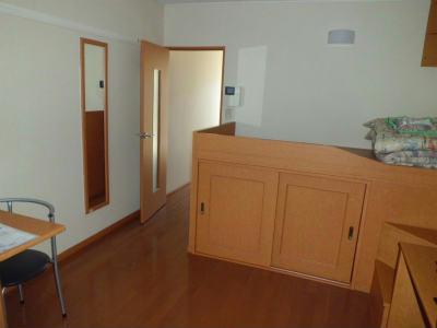 居室・リビング　窓際から見た玄関方向。