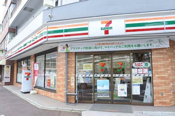 コンビニ　セブンイレブン（コンビニ）まで624m