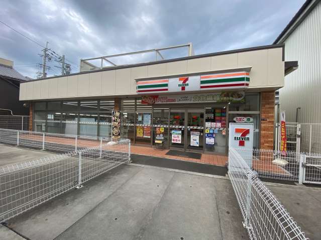 コンビニ　セブンイレブン（コンビニ）まで205m