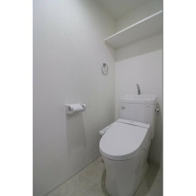 トイレ　落ち着いた色調のトイレです