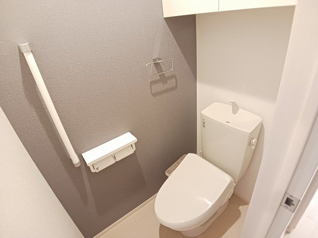 トイレ　落ち着いた色調のトイレです