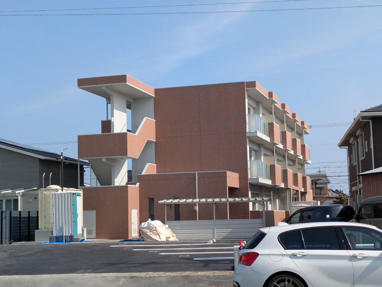 建物外観　3階建て鉄筋コンクリート造学生様専用オートロックマンション