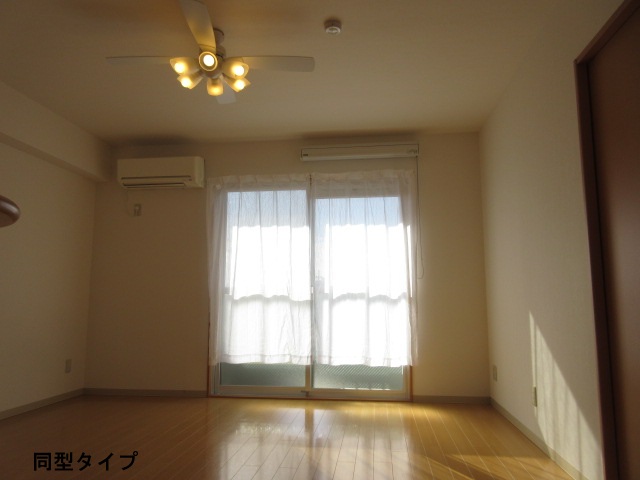 居室・リビング　13帖ワンルーム、最上階3階のお部屋です