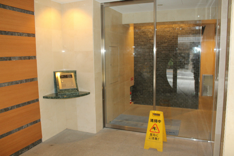 エントランス　弊社は全物件仲介手数料半月分でご紹介可能です。