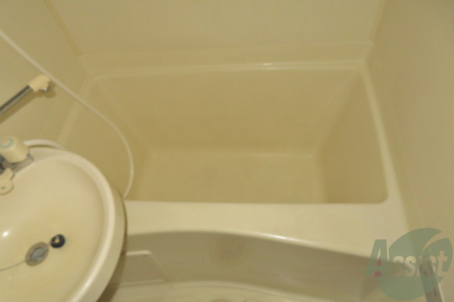 バス・シャワールーム　浴室の浴槽は深さがあるので、肩まで浸かれますよ。