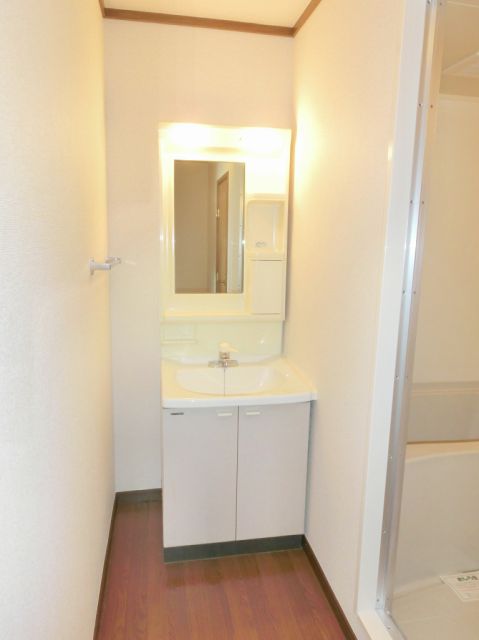 洗面設備　便利な独立洗面化粧台。