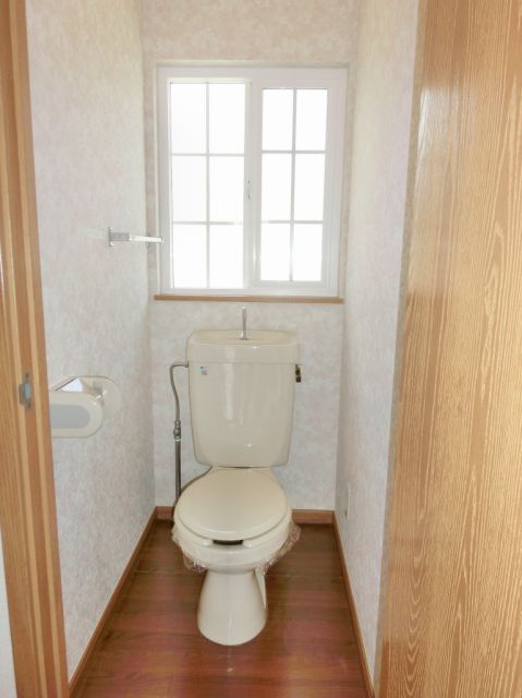 トイレ　窓がある明るいトイレ。