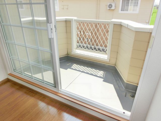 バルコニー　日当り良好で広めのベランダ。