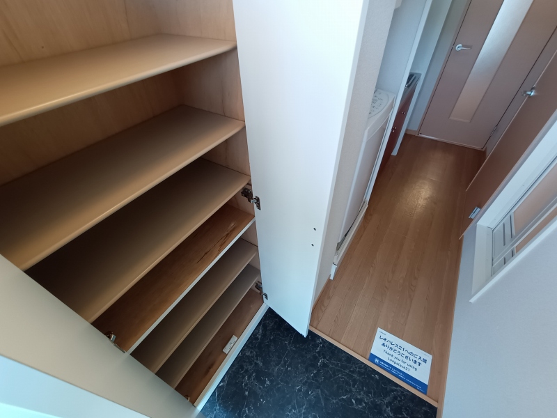 玄関　玄関には下駄箱スペースあり