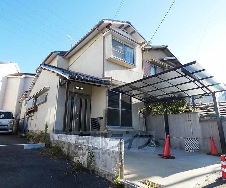 建物外観　ガレージ付きの戸建貸家です。