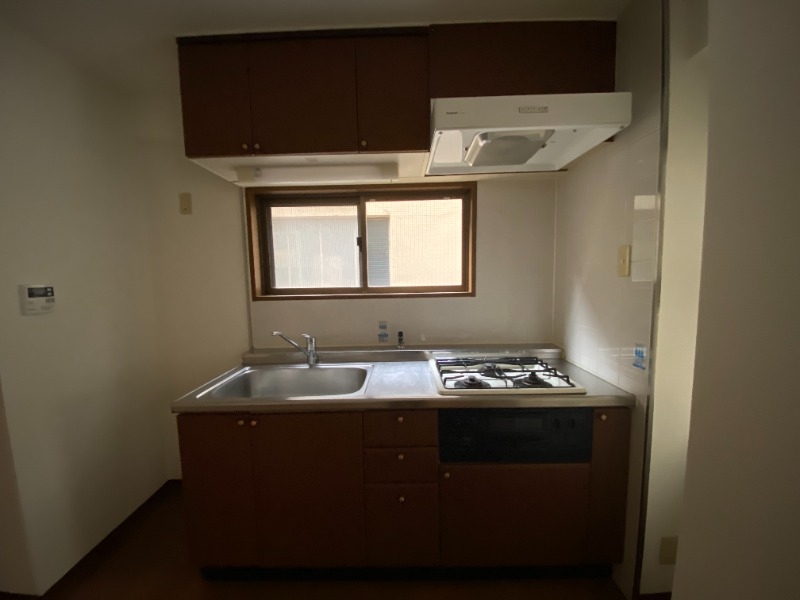 キッチン　キッチンに窓があるのでお肉もお魚も気軽に調理できます