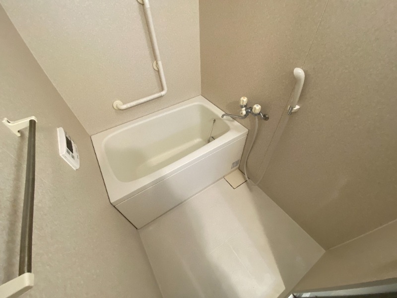 バス・シャワールーム　大きめの浴槽で一日の疲れを癒やしてください。