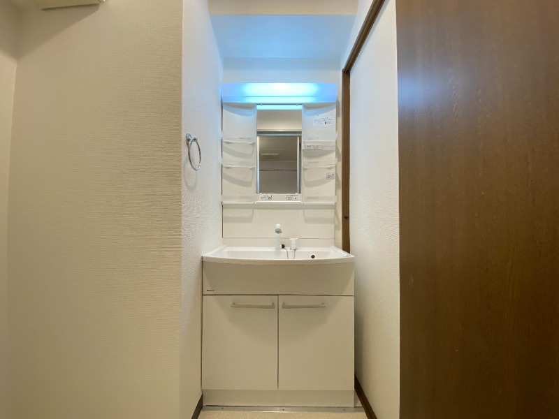 洗面設備　お洒落れな独立洗面台、身だしなみにも気合が入ります