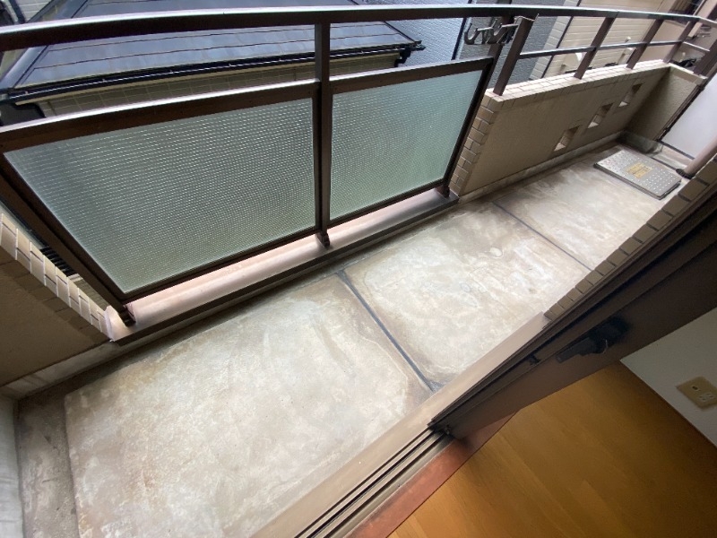 バルコニー　各部屋にバルコニーついています