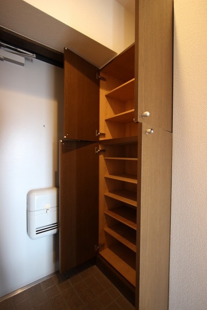 玄関　写真は別号室のものです。