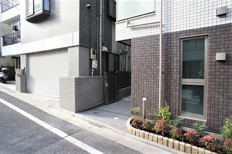 エントランス　落ち着いたエントランスです