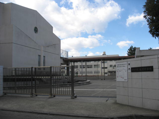 中学校　横浜市立大綱中学校（中学校）まで372m