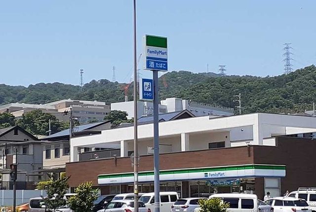 コンビニ　ファミリーマート様（コンビニ）まで400m