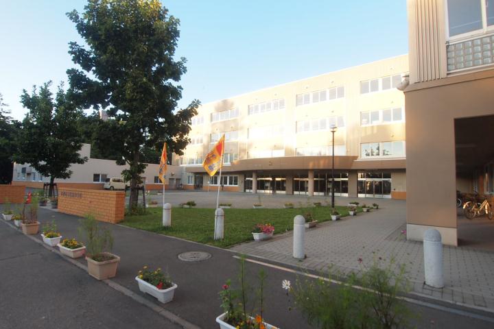 小学校　札幌市立信濃小学校（小学校）まで575m
