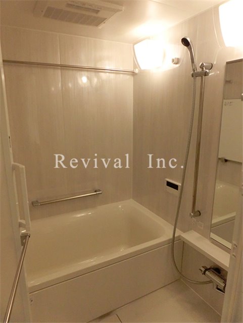 バス・シャワールーム　追い焚き・浴室乾燥完備でございます