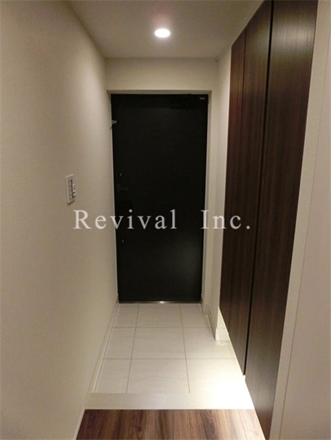 玄関　広々した玄関でございます