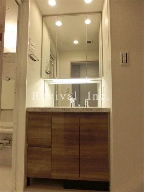 洗面設備　毎日の身だしなみチェックに必須ですね