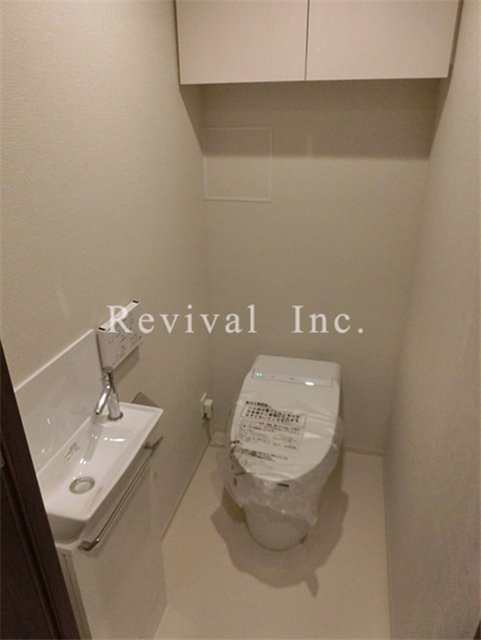 トイレ　最新式タンクレストイレでございます