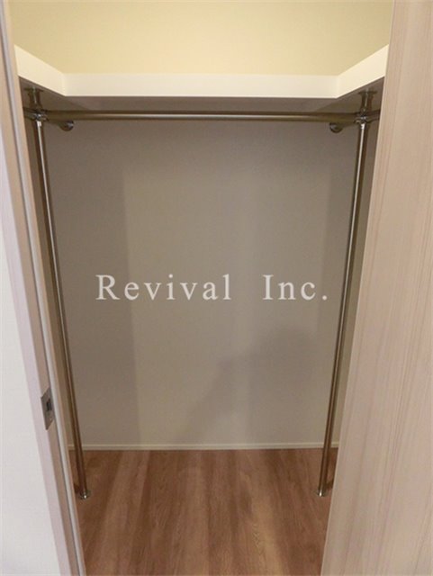 収納　奥行豊富なウォークインクローゼットでございます