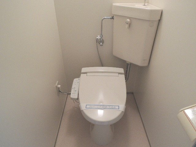 トイレ　温水洗浄便座付きの快適なトイレです。