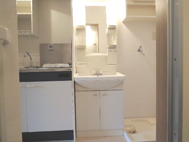 洗面設備　嬉しい独立洗面台付きです。