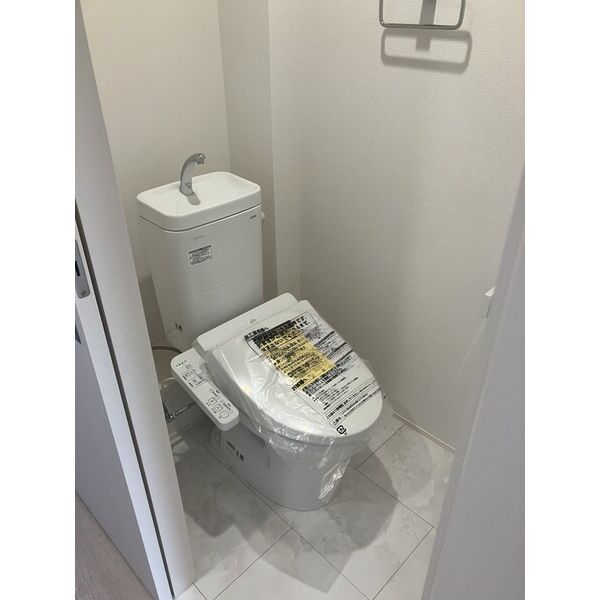 トイレ　温水洗浄機能付便座完備