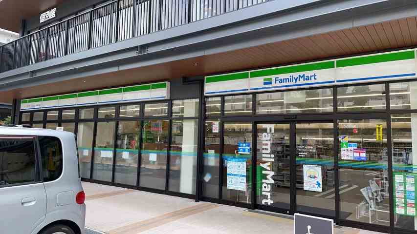 コンビニ　ファミリーマート（コンビニ）まで80m
