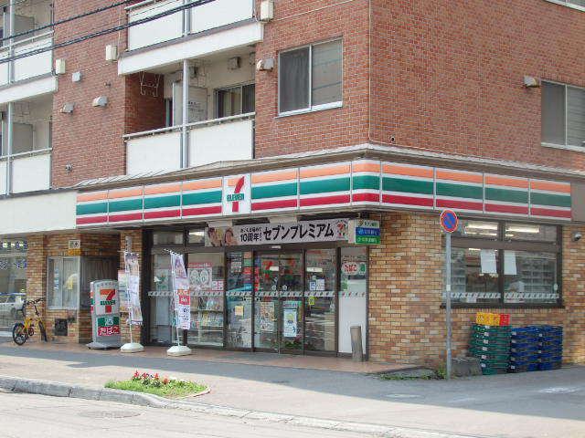コンビニ　セブンイレブン（コンビニ）まで223m