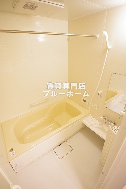 バス・シャワールーム　浴室乾燥機・追い炊き付きのお風呂！
