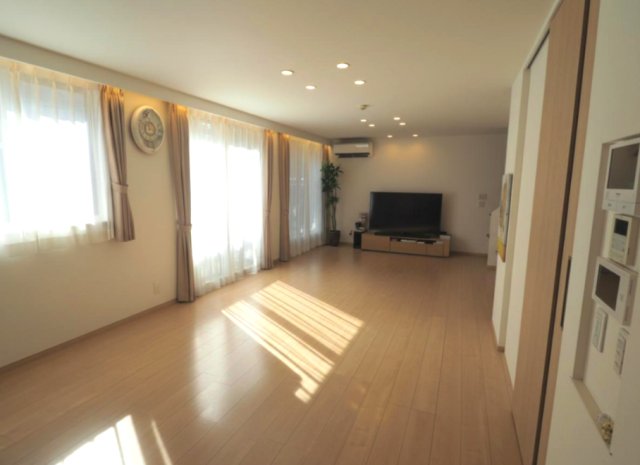 居室・リビング　横長のリビングでゆとりのある大空間を実現