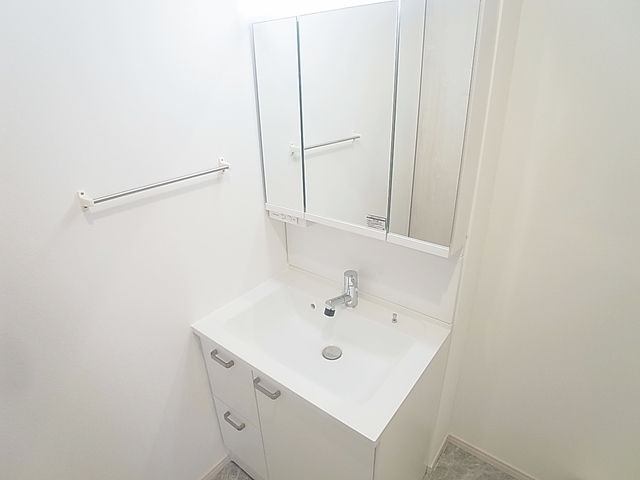 洗面設備　３面鏡付きシャンプードレッサー