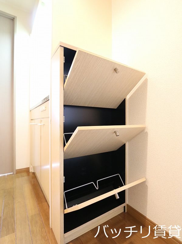 玄関　同型タイプの為、現状を優先致します。