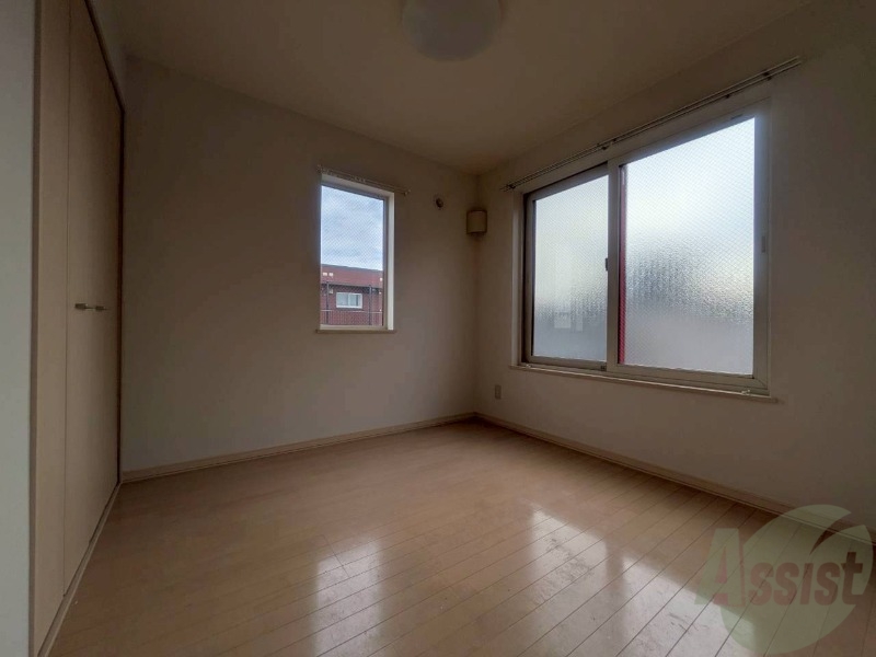 その他部屋・スペース　戸を閉めるとリビングと区切られた寝室にすることができますよ。