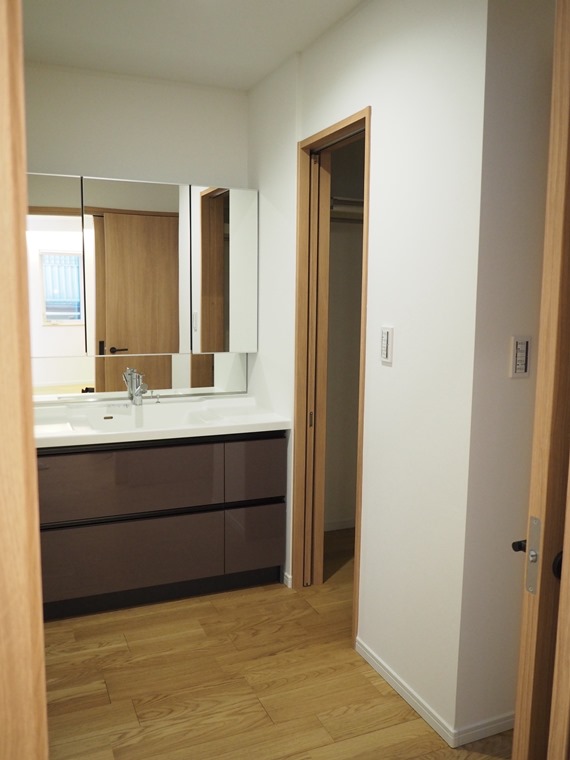 洗面設備　ゆったりとスペースのある洗面所