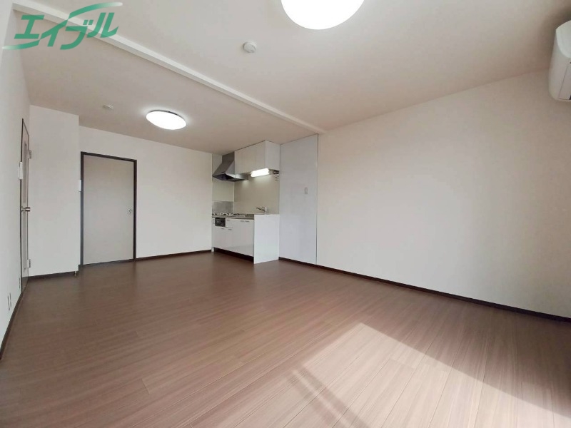 居室・リビング　同物件別室写真