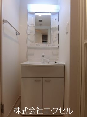 洗面設備　便利な独立洗面台です。