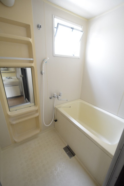 バス・シャワールーム　浴室にも窓があって換気しやすいです☆