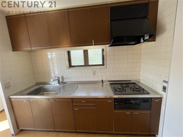 キッチン　キッチンに窓有り！収納豊富なシステムキッチン！