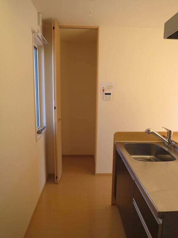 収納　パントリー替わりにもなるキッチン横の収納。