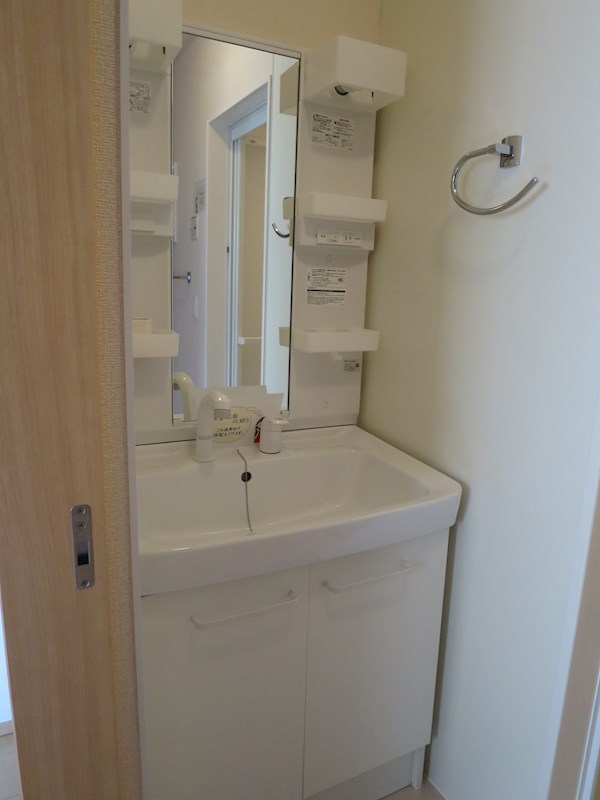 洗面設備　シャワーノズル付洗面。